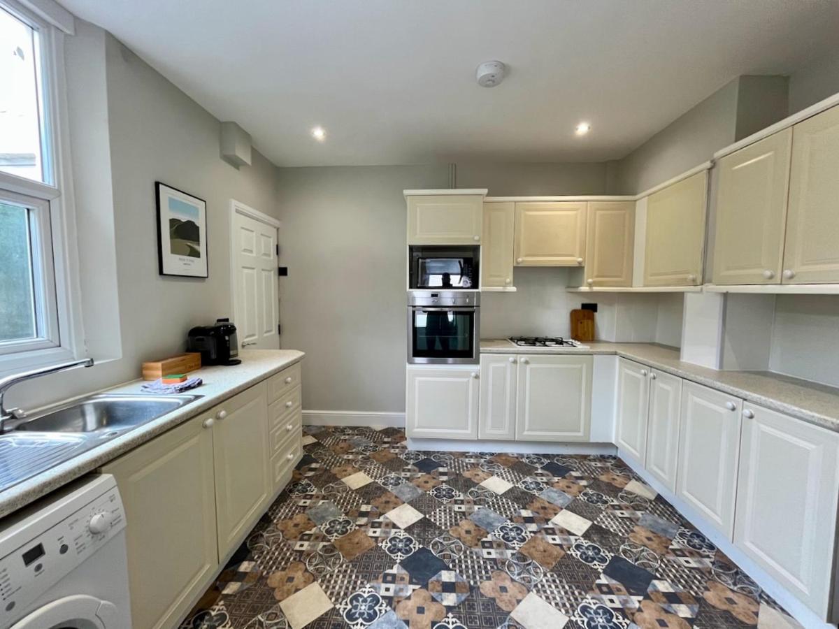 Holiday home 4 Bedroom Spacious House In Cardiff